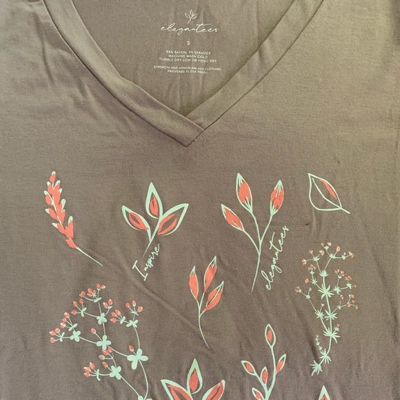 Elegantees Floral V-neck - Picture 2 of 4